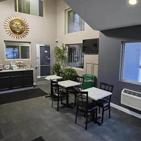 Super 8 By Wyndham Belleville St. Louis Area