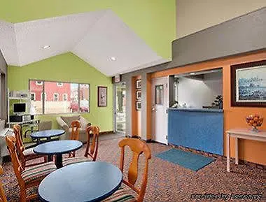 Hotel Super 8 By Wyndham St. Louis Area 2*