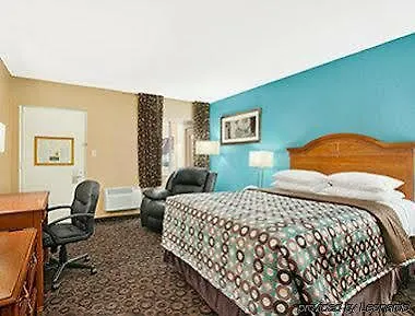 Super 8 By Wyndham St. Louis Area Hotel